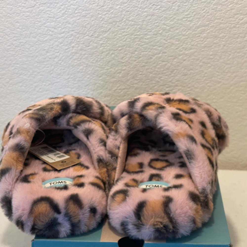 TOMS Pink Spanish Villa Cheetah Print Faux Fur Slippers - Picture 6 of 16